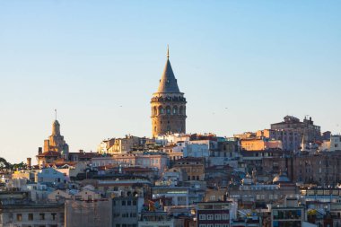 Galata Kulesi ve Karaköy bölgesi. İstanbul 'daki arka plan fotoğrafına git. İstanbul 'un simgeleri.