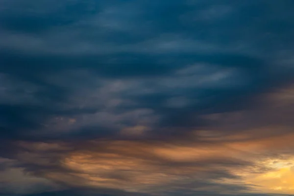 日の出に劇的な雲 天気の背景写真 青とオレンジの雲 — ストック写真