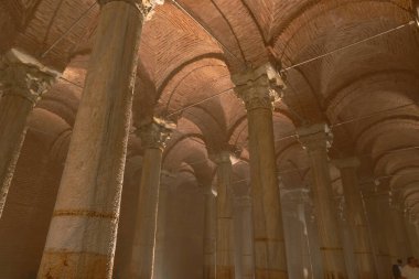 Tarihi bir binanın mahzenleri ve sütunları. Bizans mimarisi. İstanbul 'daki Bazilika Sarnıcı.