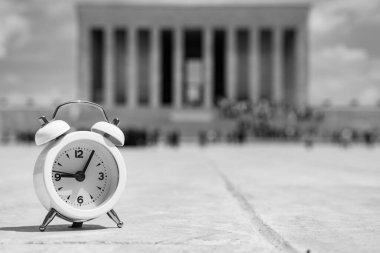 Atatürk 'ün 10 Kasım anma günü veya 10 Kasım arkaplan fotoğrafı. Anitkabir 'in avlusunda saat 9' u 5 geçiyor..