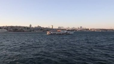 Feribottan İstanbul manzarası. Boğaz 'da feribot. Türkiye 'ye git arka plan 4K videosu. İstanbul Türkiye - 9.7.2022