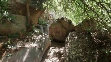 Yürüyüş ya da kanyonda yürüyüş. POV yürüyüşü videosu. Seyahat, seyahat, tatil ya da konsept görüntüler. Aksaray 'daki İhlara Kanyonu.