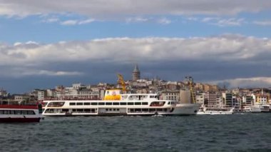 Feribot ve Galata Kulesi. Eminonu ilçesinden İstanbul görüşü. İstanbul Türkiye - 9.21.2022