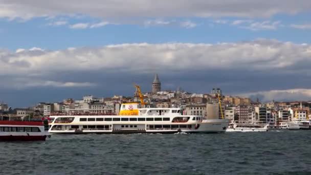 Ferry Und Galata Tower Istanbuler Blick Vom Stadtteil Eminonu Istanbul — Stockvideo