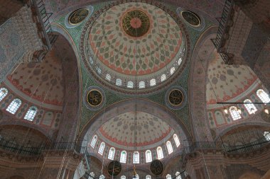 Eminonu İstanbul 'da Yeni Cami. Osmanlı camileri. İslami mimari veya ramazan veya kandil veya laik el Kadir arkaplan fotoğrafı. İstanbul Türkiye - 10.27.2022