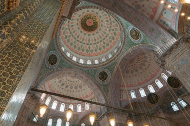 Eminonu İstanbul 'daki Yeni Cami ya da Yeni Cami' nin içi. Ramazan veya kandil veya laylat al-Qadr veya İslami arkaplan fotoğrafı. İstanbul Türkiye - 10.27.2022