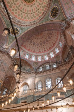 Yeni Cami ya da Yeni Cami. Osmanlı mimarisi arka plan dikey fotoğraf. İstanbul Türkiye - 10.27.2022