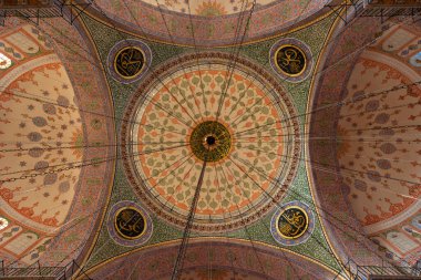 İstanbul Eminonu 'daki Yeni Cami veya Yeni Cami Kubbeleri. Osmanlı mimari arka plan fotoğrafı. İstanbul Türkiye - 10.27.2022