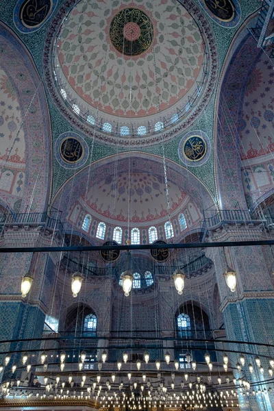 Yeni Cami或新清真寺的内部视图 奥斯曼建筑背景垂直照片 伊斯坦布尔土耳其 2022 — 图库照片