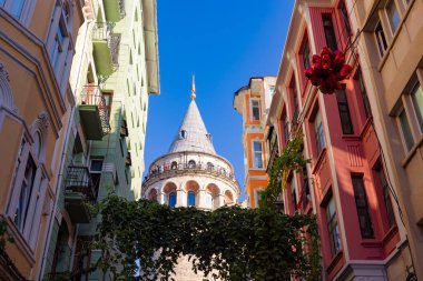 Gündüz vakti Galata Kulesi. Caddeden Galata Kulesi manzarası. İstanbul 'daki arka plan fotoğrafına git.