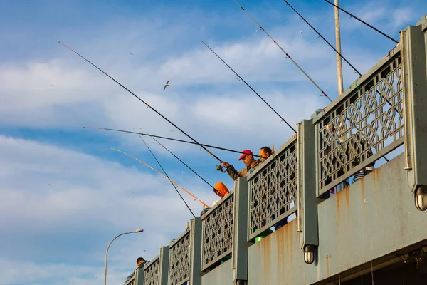 ガラタ橋の漁師たち イスタンブールの市民や都市生活 イスタンブールトルコ 2022 — ストック写真