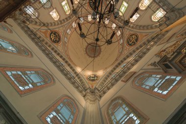 İstanbul 'un Uskudar ilçesindeki Ayazma Camii' nin içi. Osmanlı camii mimarisi. İstanbul Türkiye - 9.24.2022