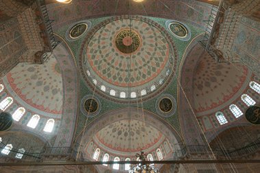 İslami mimari arka plan fotoğrafı. İstanbul 'un Eminonu ilçesindeki Yeni Cami veya Yeni Cami. İstanbul Türkiye - 10.27.2022