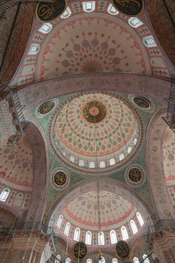 İslami arka plan dikey fotoğraf. Eminonu Yeni Cami ya da Yeni Cami. Ramazan ya da İslami arka plan. İstanbul Türkiye - 10.27.2022