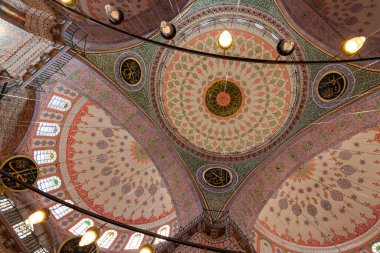 İstanbul Eminonu 'daki Yeni Cami veya Yeni Cami Kubbeleri. İslami mimari. İstanbul Türkiye - 10.27.2022