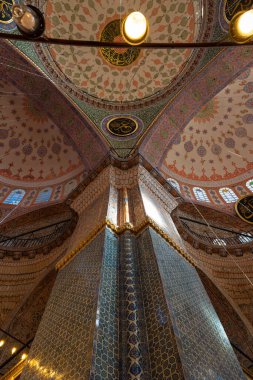 Eminonu Yeni Cami ya da İstanbul 'daki Yeni Cami. Ramazan veya kandil veya laylat al-Qadr veya kadir gecesi veya İslami arkaplan fotoğrafı. İstanbul Türkiye - 10.27.2022