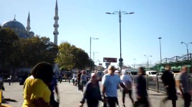 İstanbul zaman aşımı. Eminonu Meydanı 'ndaki halkın talebi. İstanbul Türkiye - 9.30.2022