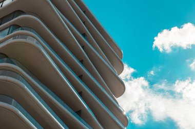 Modern bir konut binasının ön cephesi. Gayrimenkul fotoğrafı. İnşaat endüstrisinin konsept fotoğrafı. Metinler için boşluk kopyala.