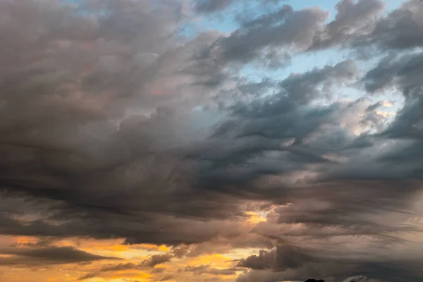 Ranní Nebo Večerní Pohled Dramatickými Mraky Částečně Zatažená Obloha Pozadí — Stock fotografie