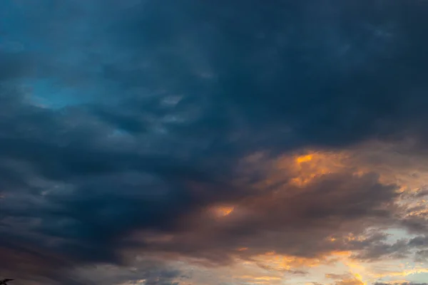 Leicht Bewölkter Himmel Bei Sonnenaufgang Oder Sonnenuntergang Wolkendecke Morgen Filmischer — Stockfoto