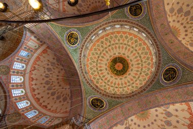 Cami kubbeleri. Eminonu Yeni Camii veya İstanbul Yeni Cami. İslami arkaplan. İstanbul Türkiye - 10.27.2022