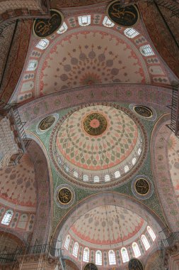 İstanbul 'daki Yeni Cami' nin ya da Yeni Cami 'nin geniş açılı manzarası. Ramazan veya İslami arkaplan fotoğrafı. İstanbul Türkiye - 10.27.2022