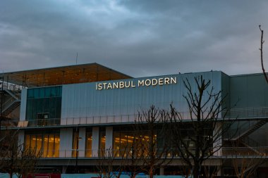 Akşamları Galataport 'taki İstanbul Modern Müzesi. İstanbul sanat galerileri. Türk kültürü. İstanbul Türkiye - 12.28.2021