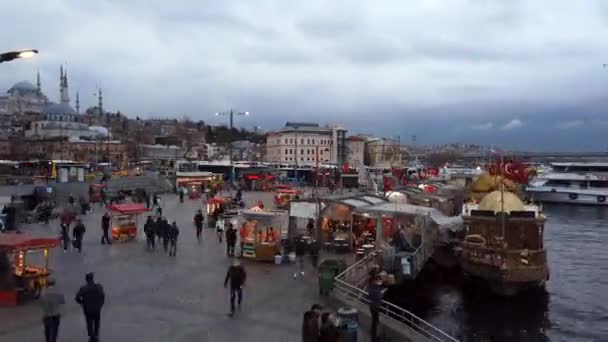 Czas Istambule Minął Timelapse Galata Bridge Eminonu Square Zachmurzonym Niebem — Wideo stockowe
