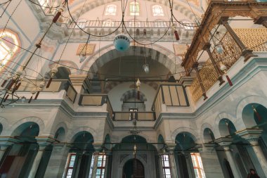 Ayazma Camii 'nin içi. İstanbul 'un Uskudar ilçesindeki Ayazma Camii. İslami mimari arka plan fotoğrafı. İstanbul Türkiye - 9.24.2022