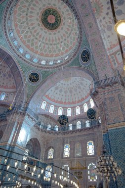 İslami mimarinin dikey arkaplan fotoğrafı. Eminonu Yeni Cami ya da İstanbul 'daki Yeni Cami. İstanbul Türkiye - 10.27.2022