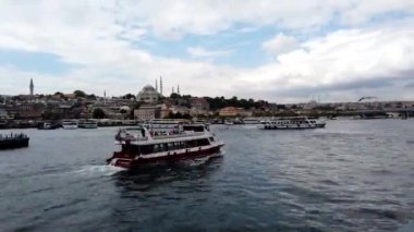 İstanbul zaman aşımı. İstanbul 'un ve bulutlu gökyüzü olan Golden Horn' daki feribotların zaman çizelgesi. İstanbul Türkiye - 8.31.2019