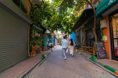 Balat sokakları ve insanlar. İstanbul 'daki arka plan fotoğrafına git. İstanbul Türkiye - 8.20.2022