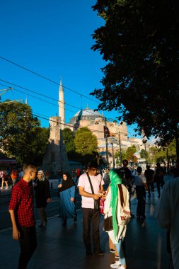 Günbatımında turistler ve Ayasofya. İstanbul 'daki arka plan fotoğrafına git. İstanbul Türkiye - 9.7.2022