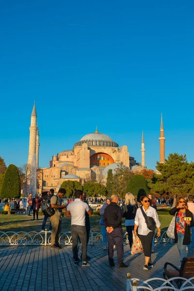 前往伊斯坦布尔的背景照片 日落时游客和圣索菲亚海格伊斯坦布尔Turkiye 2022 — 图库照片