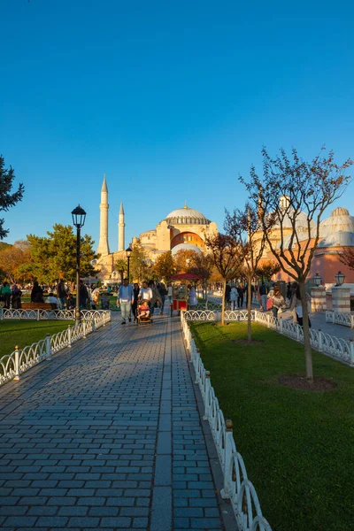 日落时的索菲亚海格和苏丹广场的游客 前往伊斯坦布尔背景垂直照片 伊斯坦布尔Turkiye 2022 — 图库照片