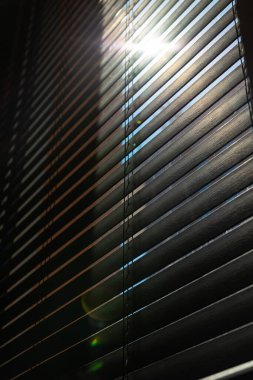 Pencere perdeleri ya da doğrudan güneş ışığı alan külüstürler. İç tasarım konsept fotoğrafı. Aşırı pozlama efekti.