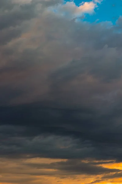 日の出や日没の劇的な雲 雲の垂直写真 自然や環境のコンセプト写真 — ストック写真