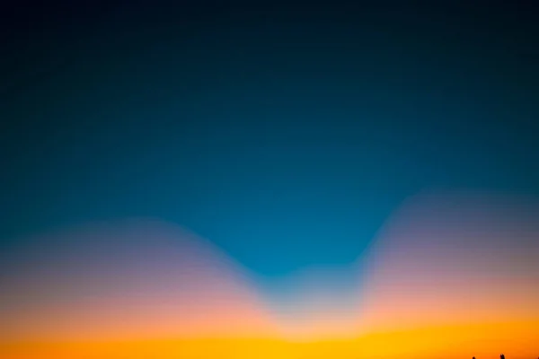 Gegenwärtige Sonnenstrahlen Bei Sonnenuntergang Oder Sonnenaufgang Blauer Und Oranger Sonnenuntergang — Stockfoto