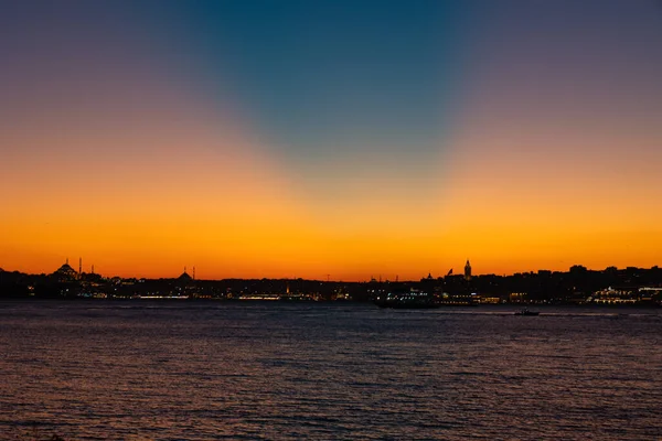 Istanbul Skyline Rayons Solaires Anticusculaires Dessus Istanbul Coucher Soleil Voyage — Photo