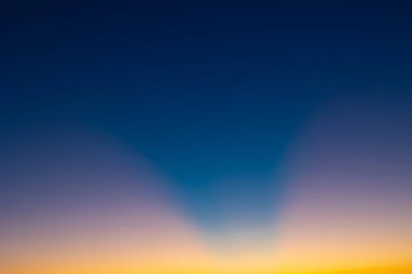 雲なしで日没時に空の三日月形の光線 オレンジ色と青の珍しい夕日の景色 — ストック写真
