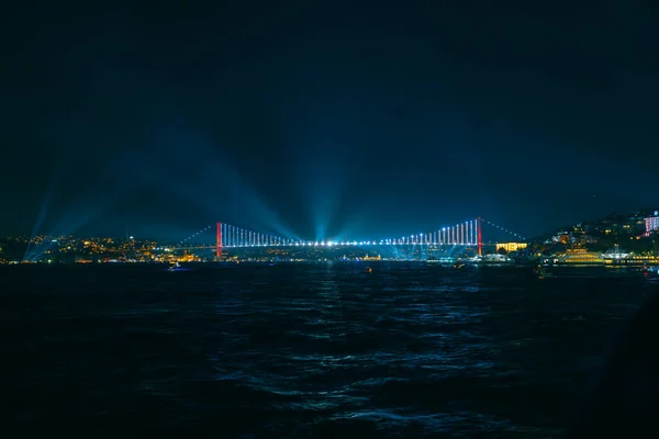 Istanbul Skyline Avec Des Faisceaux Projecteurs Pont Bosphore Nuit Fête — Photo