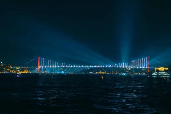 Istanbul Skyline Natten Bosporbron Eller Juli Martyrbron Natten Med Spotlights — Stockfoto