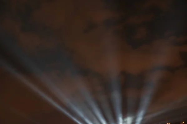 Scheinwerferstrahlen Bei Bewölktem Himmel Der Nacht Lichtstrahlen Des Projektors — Stockfoto