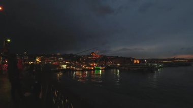 İstanbul 'da gece vakti doluyor. Akşamki Galata Köprüsü 'nün hızlandırılmış görüntüleri. Süleyman Camii ve Eminonu ilçesi. Gürültü dahil. İstanbul Türkiye - 3.30.2021