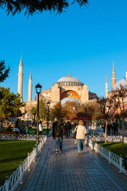 İstanbul 'daki dikey arka plan fotoğrafına git. Turistler ve Ayasofya. İstanbul Türkiye - 10.27.2022