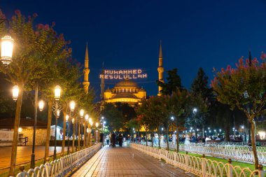 Sultanahmet veya Mavi Cami. İslami arkaplan. İstanbul 'a git. Muhammed, Allah 'ın elçisi minareler arasında bir metin. İstanbul Türkiye - 8.12.2022