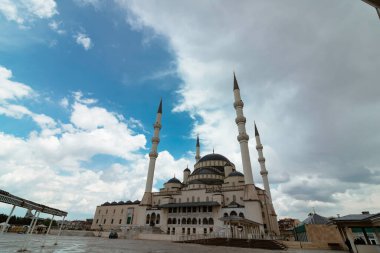 Gökyüzü bulutlu Kocatepe Camii. İslami arkaplan. Ankara camileri. Ankara Türkiye - 5.17.2022
