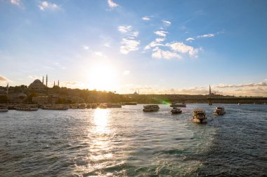 İstanbul gün batımında ufuk çizgisi. Süleyman Camii 'ndeki Altın Boynuz veya Haliç. İstanbul Türkiye - 10.4.2022