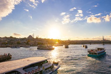 İstanbul silueti. Günbatımında Haliç ve Süleyman Camii. Türkiye 'nin arka plan fotoğrafına git. İstanbul Türkiye - 10.4.2022