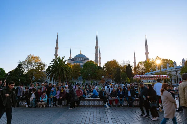 Travel Istanbul Background Photo Tourists Sultanahmet Blue Mosque Istanbul Turkiye — Stock Photo, Image